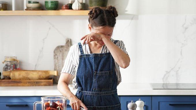 科学家们可能已经发现了为什么切洋葱时会哭泣—以及止住眼泪的简单秘诀