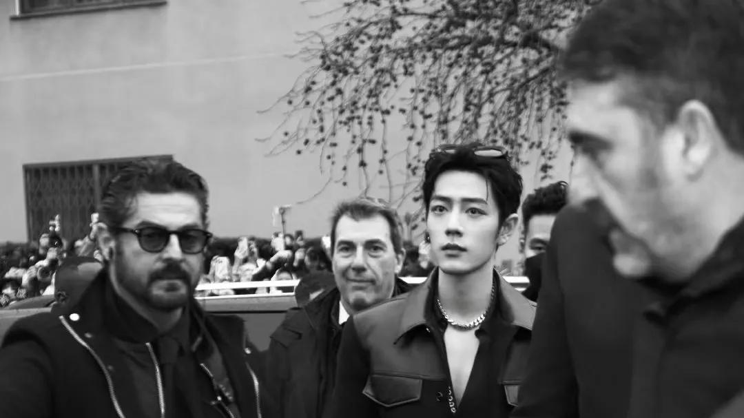 章子怡不如金智秀，刘亦菲比不上 Lisa，米兰这晚，肖战赢韩国顶流