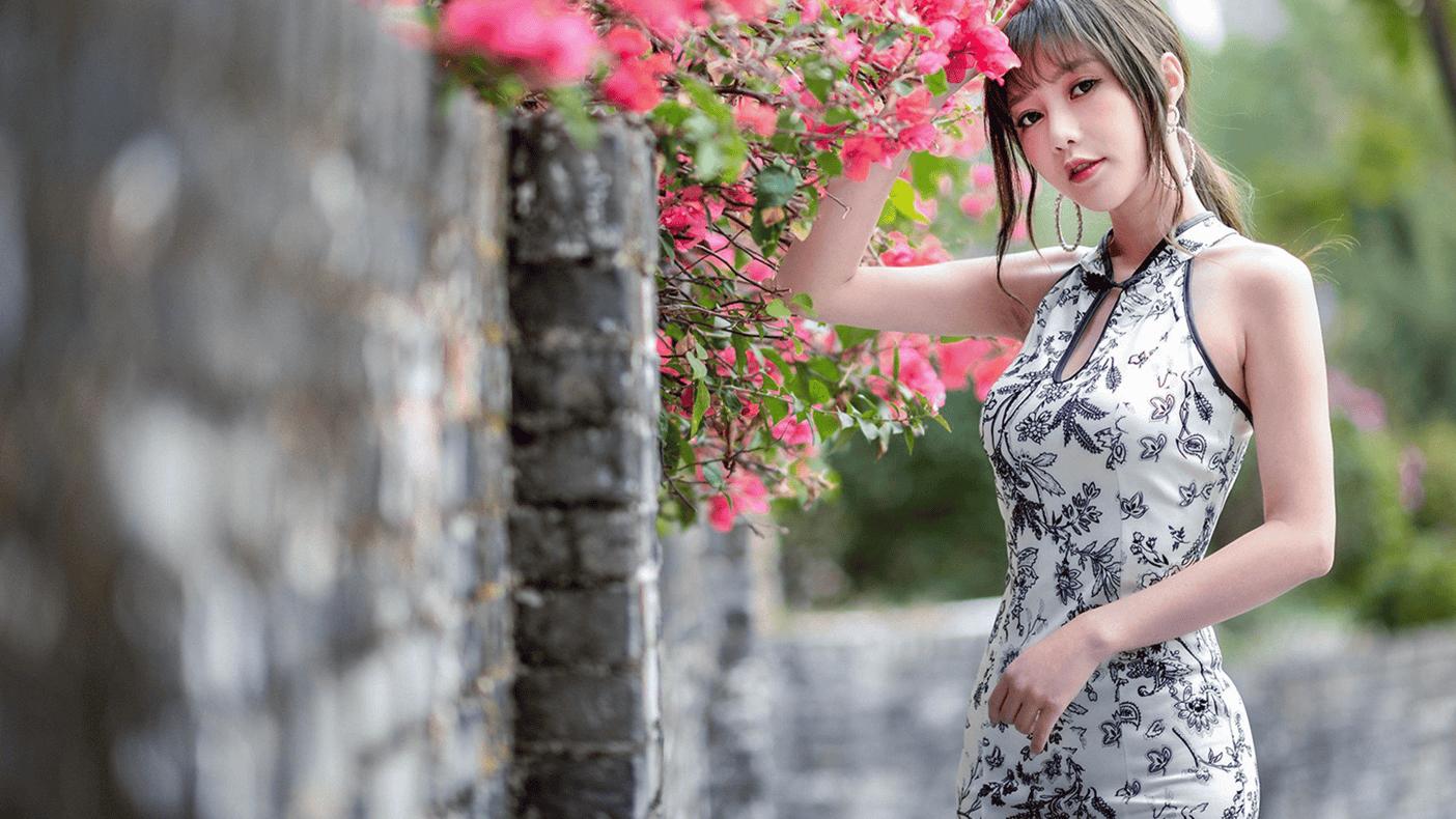 47 岁商人遇 22 岁女直播运营助理，在直播，故事开启