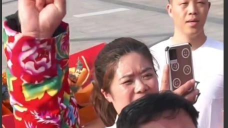 上海车展卤鹅投喂记，网红行为尺度几何？引发全民热议