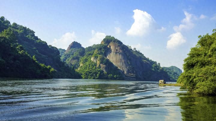 广东韶关26岁女老师，男友要我辞职去佛山结婚、工作，要听他的吗