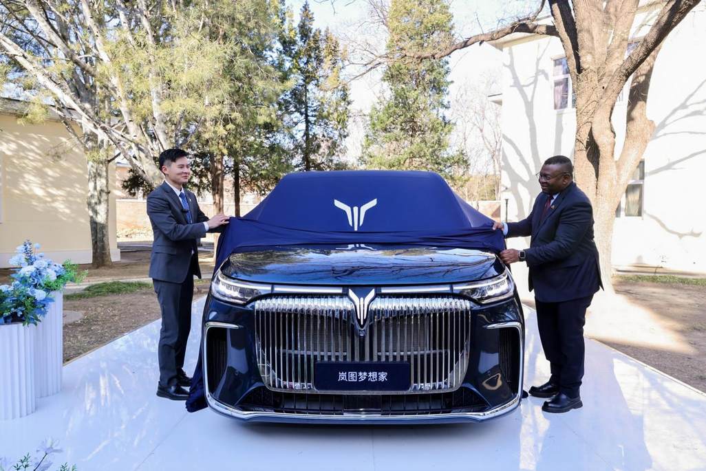 中国高端智造再获国际认可，岚图梦想家交付赞比亚驻华使馆