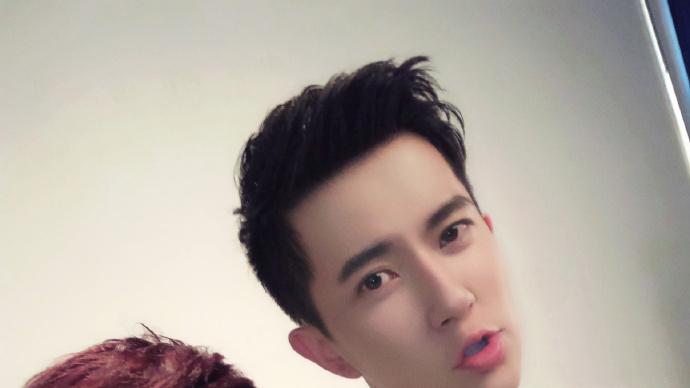 陈奕天应粉丝要求发于朦胧合影大呼不是P的