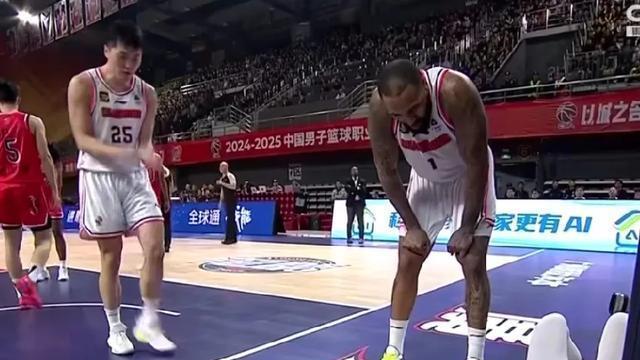 22-2进攻浪潮！徐杰反击手臂受伤，广东单节狂胜22分，2巨头20分