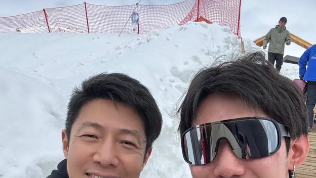 撒贝宁李白带龙凤胎现身新疆看表演尼格买提也在疑两家一起闹元宵