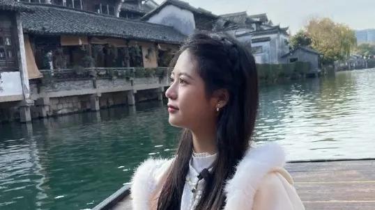 翁虹与女儿游乌镇互拍美照，17岁小水晶被赞星二代中颜值最佳