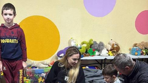 欧盟制订“军事申根协定”；安吉丽亚·朱莉再访乌克兰