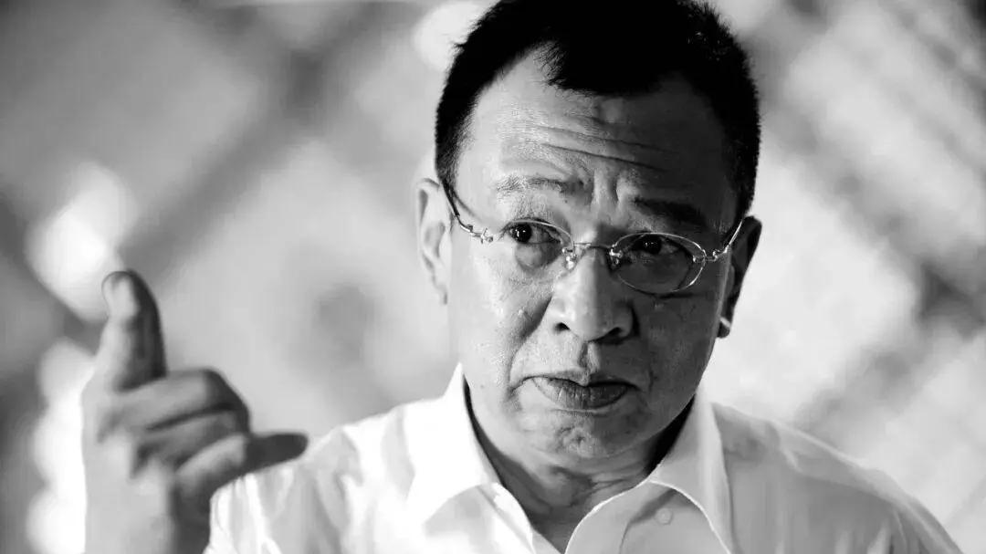 黄金绿叶的谢幕：许绍雄的离世与香港影视工业的隐喻