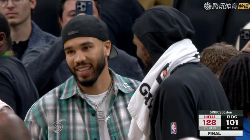 杜兰特开心了！申京16+10+9，赛后阿杜走到绿军替补席，抱住塔图姆