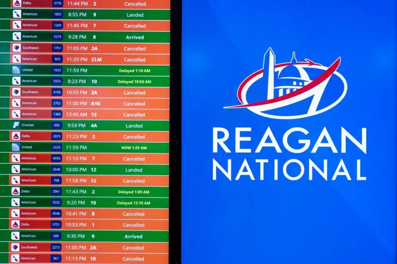 美国航空客机华盛顿上空撞到军机后坠河 机上共64人已发现18具遗体无人生还