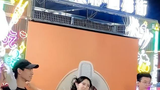 湖南老主持重聚长沙，热闹如昔日盛况，观众感怀青春回忆