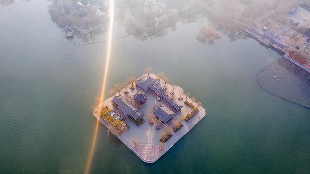 航拍济南大明湖，湛蓝的湖水静谧而美丽，冬日美景如诗如画