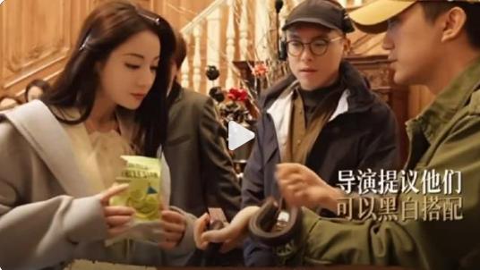 迪丽热巴的胆子真大啊，竟和小黑蛇亲密互动
