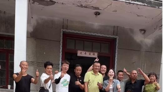 沈巍观察64：一起砸门风波，引得沈巍吐槽身边的随从完全不同频