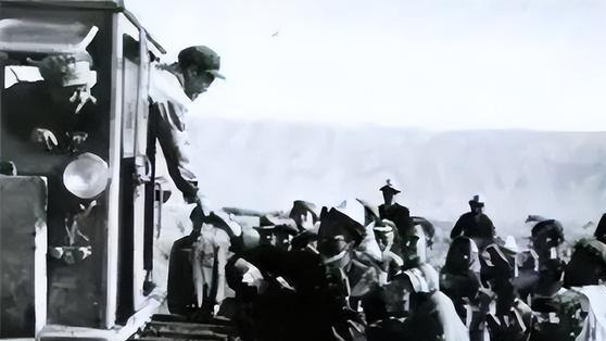 4万华人为何被我国抛弃？看看他们30年前做的事，有多过分？