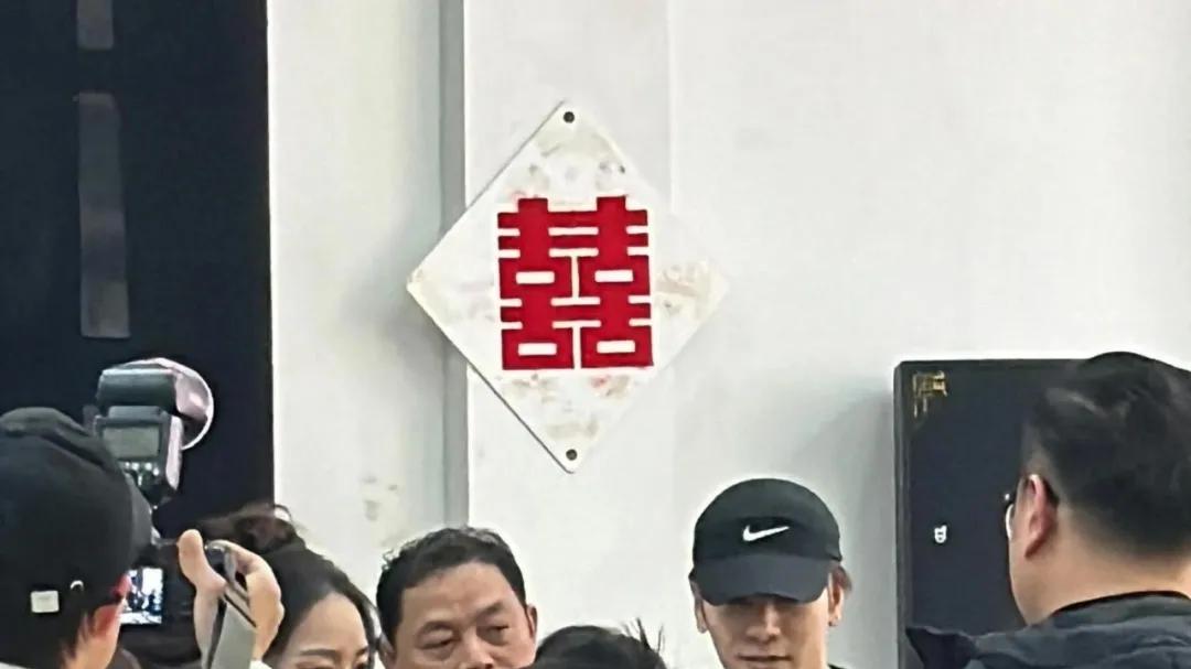 王嘉尔低调参加员工婚礼，太给面子了！不知王老板随多少份子呢？