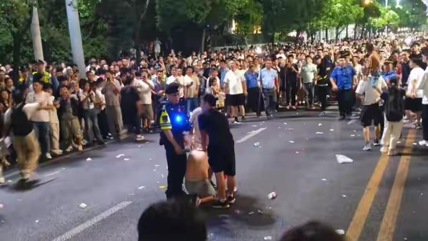 拿折扇被误认持刀继而被殴打，究竟该不该追责