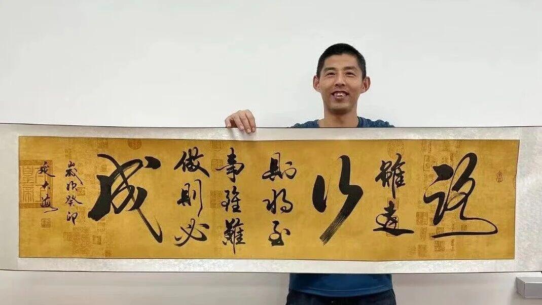 李明书法之辩，为啥普通人夸上天，书法家却集体泼冷水？