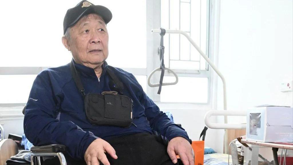 77岁姜大卫现身养老院！买云吞探望老友秦煌，对方感动不已