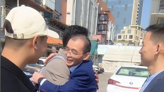 谢浩男战友海军差点回不了家！晒儿时照片自证身份，与郑楚泽不像