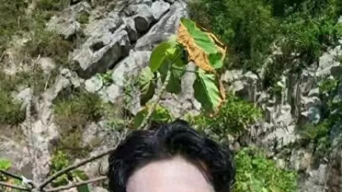 黄宗泽野外晒成两种颜色，嘟嘴捧脸太油腻，戴头巾像干农活的婶子