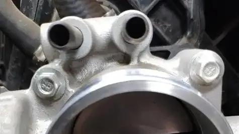 看着汽油滤芯里面流出的汽油，车主内心有些不平静，每次都加好油却还是这样！