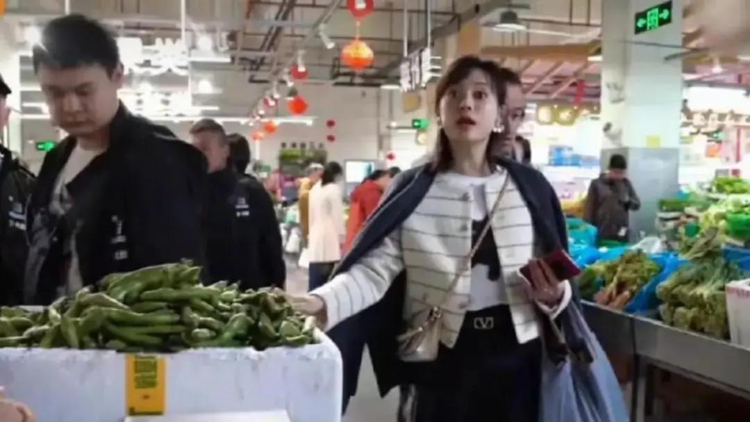 孙俪现实长什么样？路人镜头才是“照妖镜”，突然理解邓超了