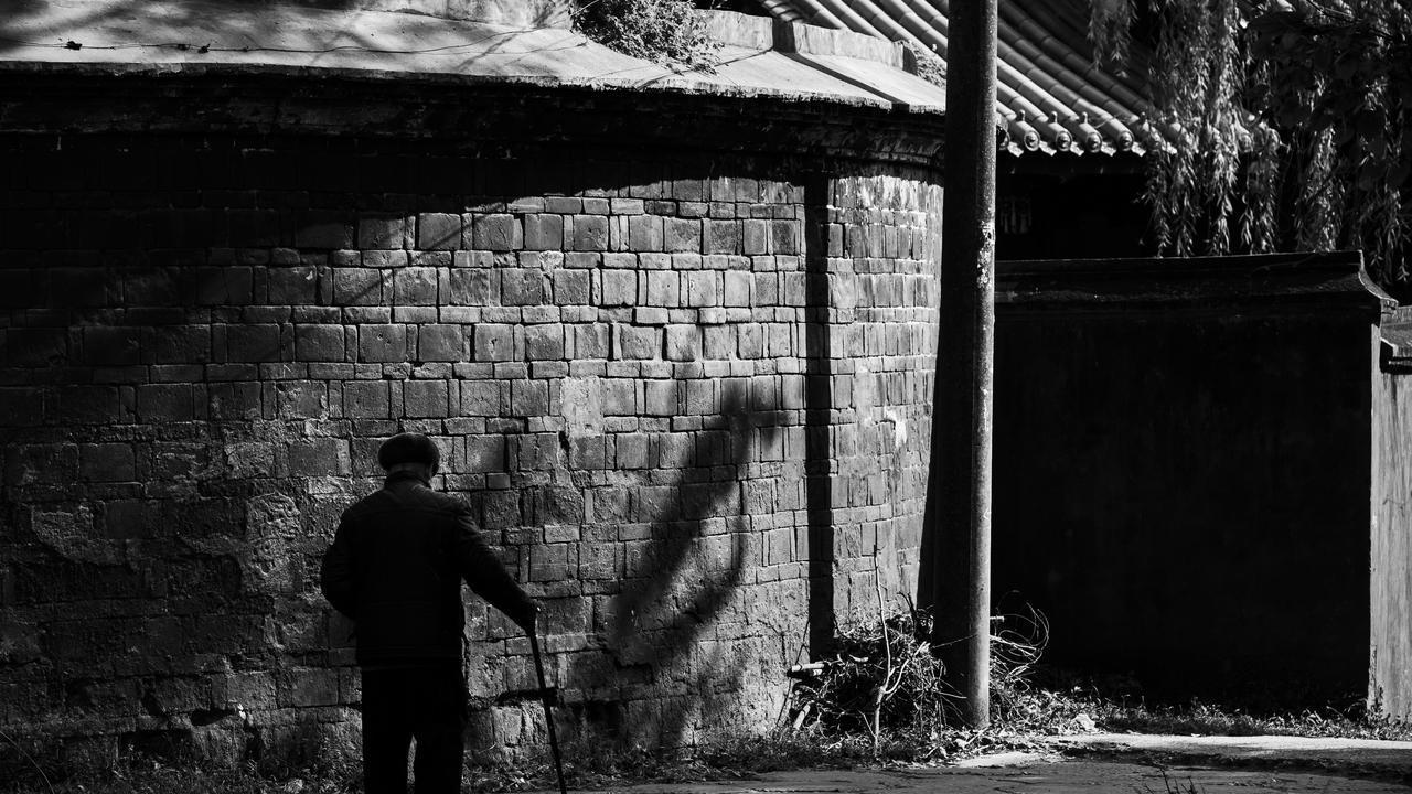 30岁，人到中年，开始频繁参与死亡