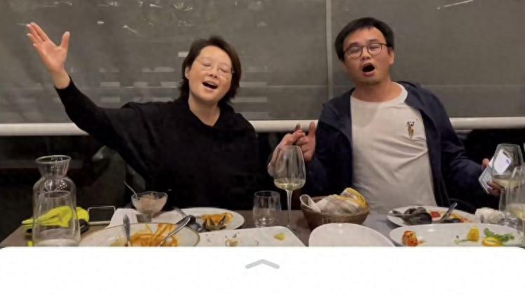 袁立携现任老公参加聚会，夫妻俩打扮朴素接地气，共同合唱好恩爱