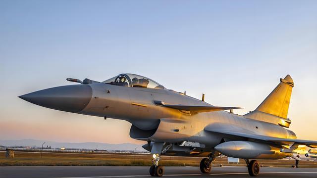 马克龙还是记仇了？中国战机击败了法国战机，让印度法国丢了脸面