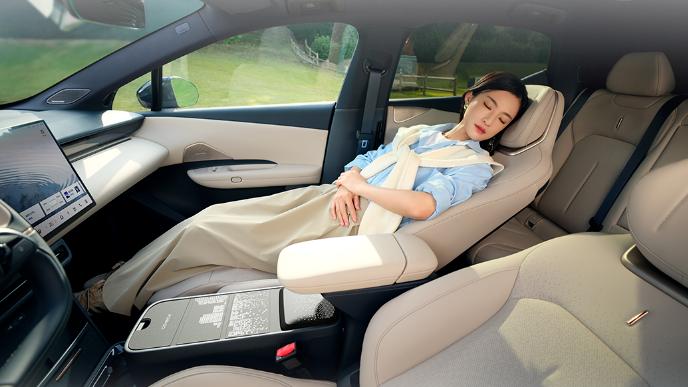 这辆领克 Z20 是谁的？银色车身超显质感！