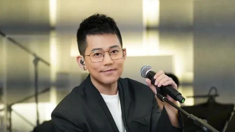 “告别经济危机：苏醒如何用超高违约金逆袭音乐圈？他背后的新机遇让人目瞪口呆！”