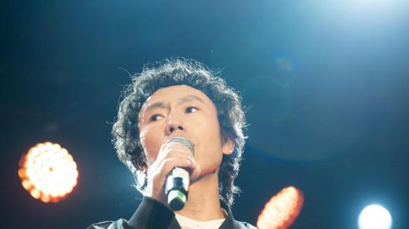 坐 25 小时绿皮火车到上海，庞麦郎重回舞台