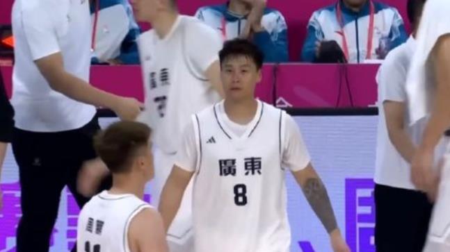 广东队首战告捷，徐杰19分全队最高却遭杜锋批评，赵睿激动哭了