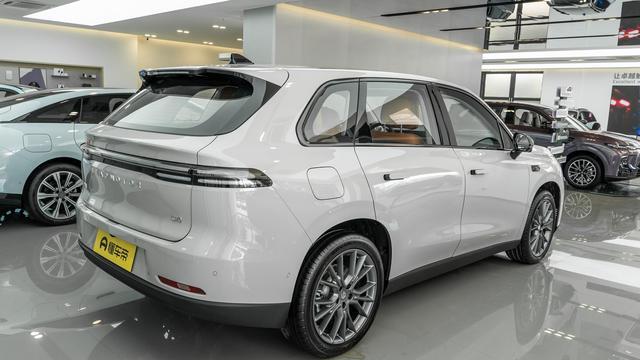 零跑C10的26款升级，不只是小修小补，而是重造了一个车