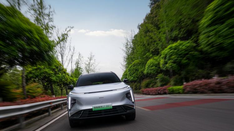 重构家用SUV安全标准! 银河L7 EM-i以三叶草防护+母婴健康破局市场