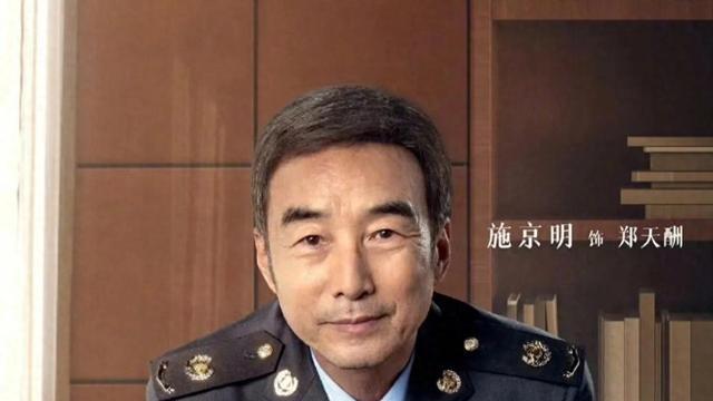 68岁演员施京明在南京，又老又瘦难认出，娶圈外妻子儿女双全