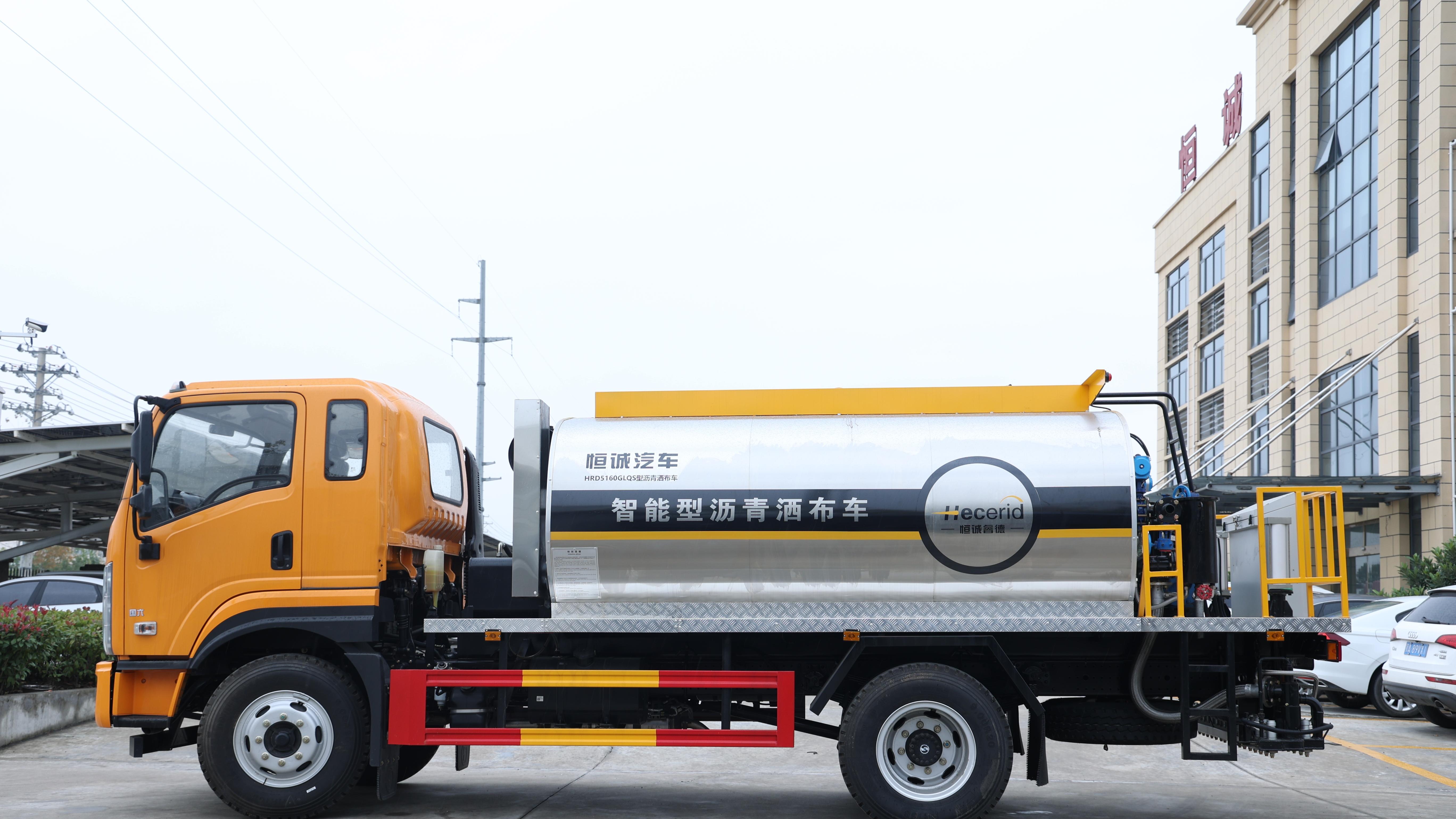 恒诚沥青洒布车——精准奠定每一路坚实