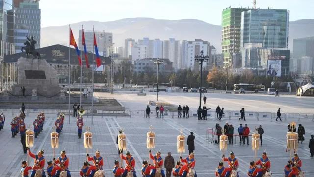 蒙古乱了，4万人要求“亲美”总理下台，美国稀土计划彻底破产？