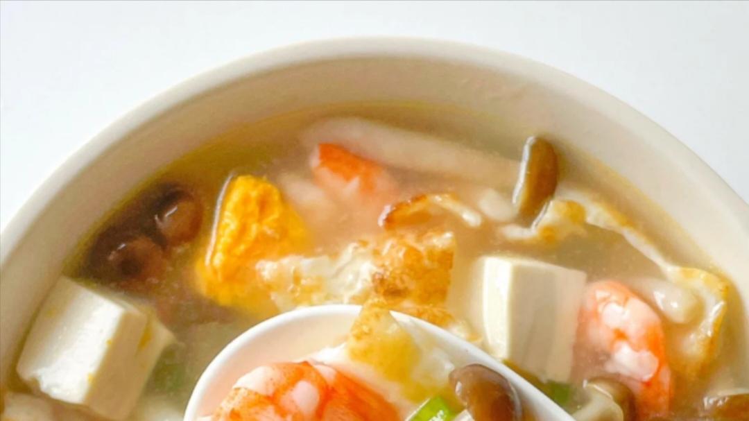 奶白三鲜菌菇汤，鲜美补铁又补钙，我家娃连喝两大碗