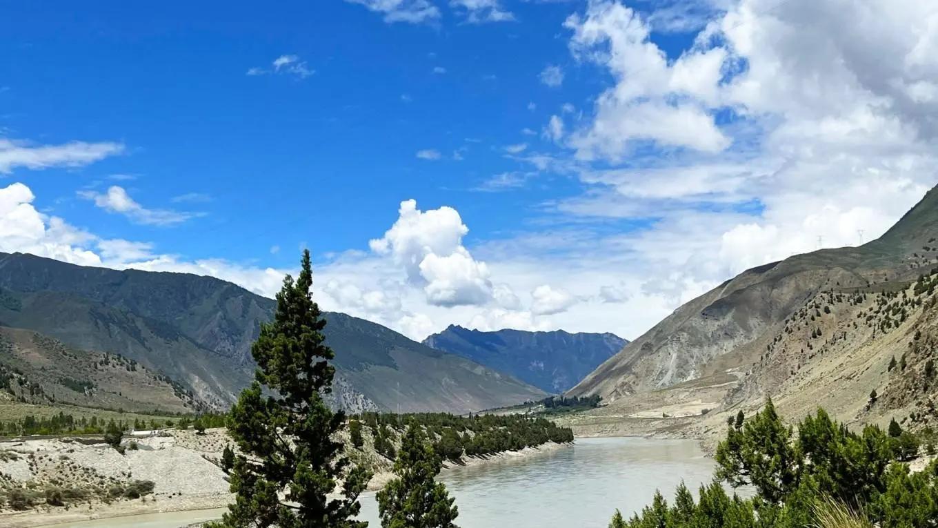 画风突变的雅鲁藏布江河谷（干热的河岸）