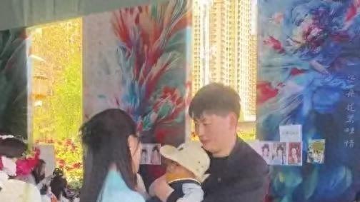 虎头虎脑惹人爱，福气满满生活甜，大衣哥孙子首亮相，这背后藏着啥？