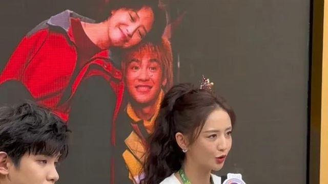 佟丽娅美腿高跟鞋有种少女感