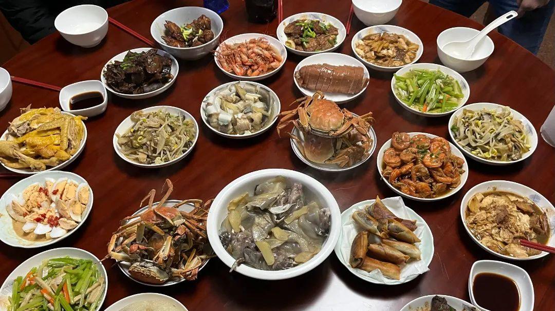 我预定12人年夜饭花了4888，婆婆非要我退掉，让我自己做，我订票回娘家婆婆，谁伺候一大家子