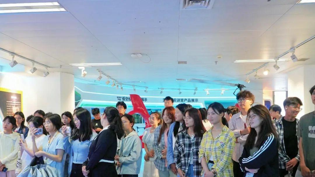 信阳理工学院师生走进展览馆开启人工智能研学之旅