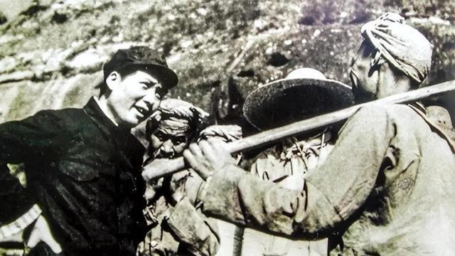 1949年毛主席逛香山时，突然发现11字标语，脸色一沉