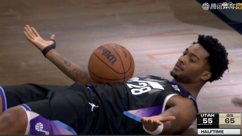 勇士大胜！库里31+3+2，赛后库里走入场内，一把抱住李凯尔