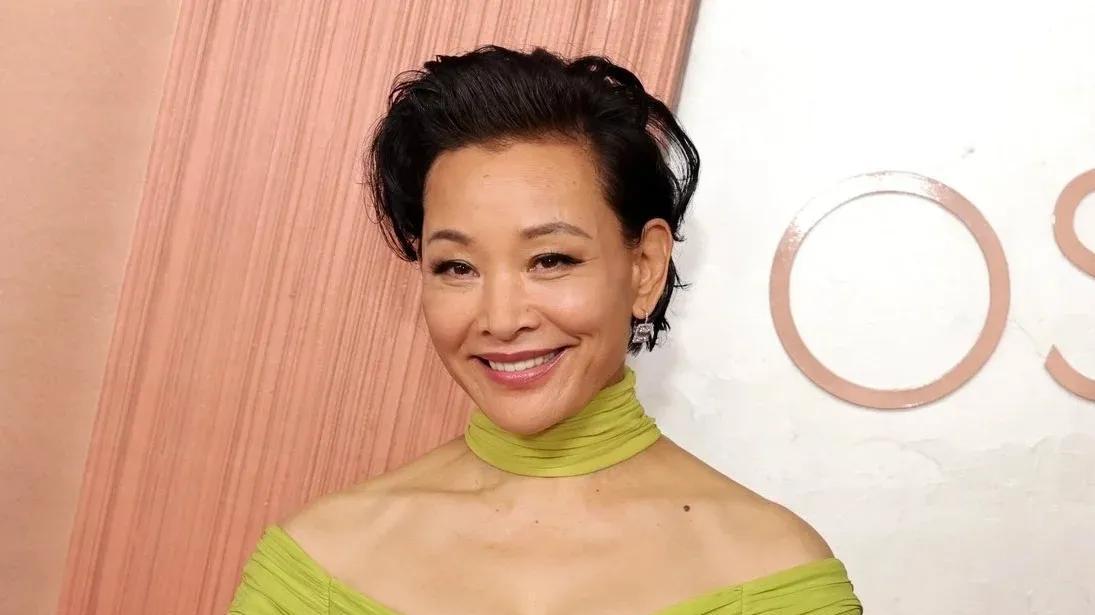 64岁陈冲亮相奥斯卡，胳膊上青筋凸起，穿一袭绿裙暴露身材缺点