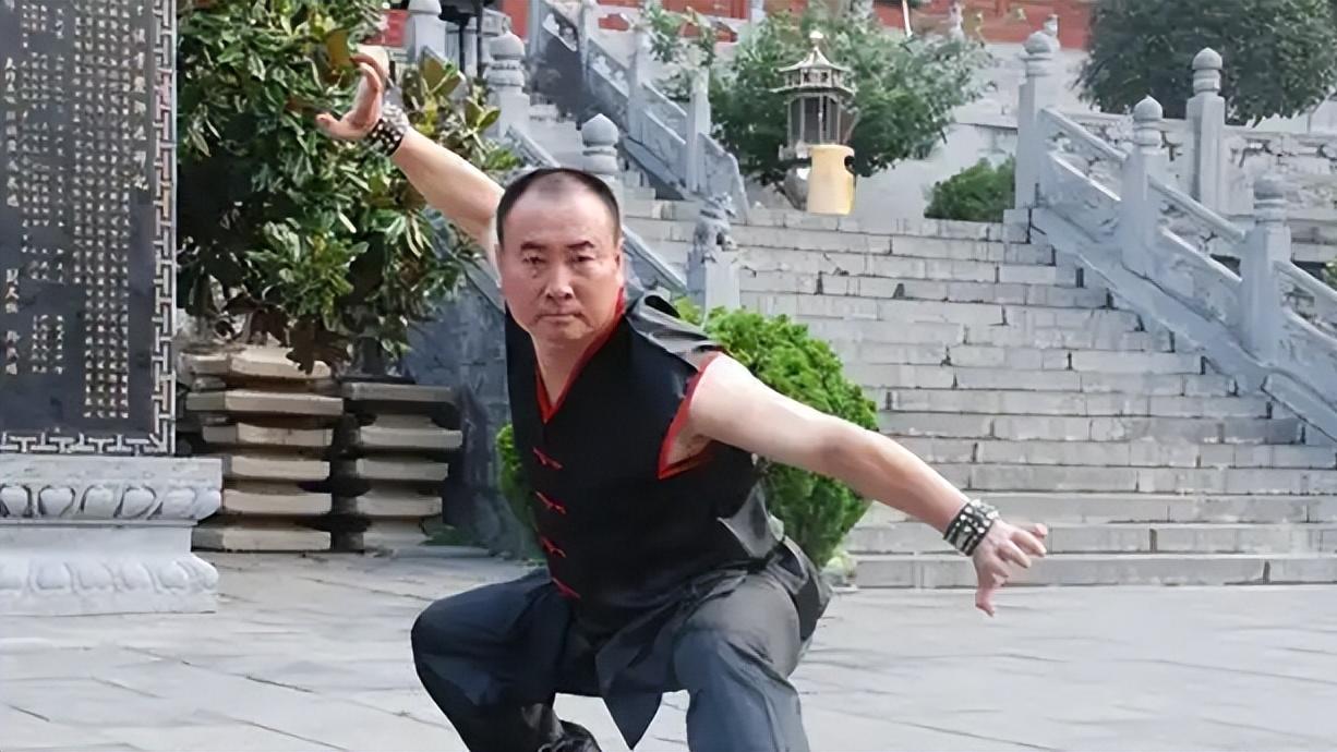 被身家亿万亲爹掌控多年，现36岁无人过问的释小龙，到底做错了啥