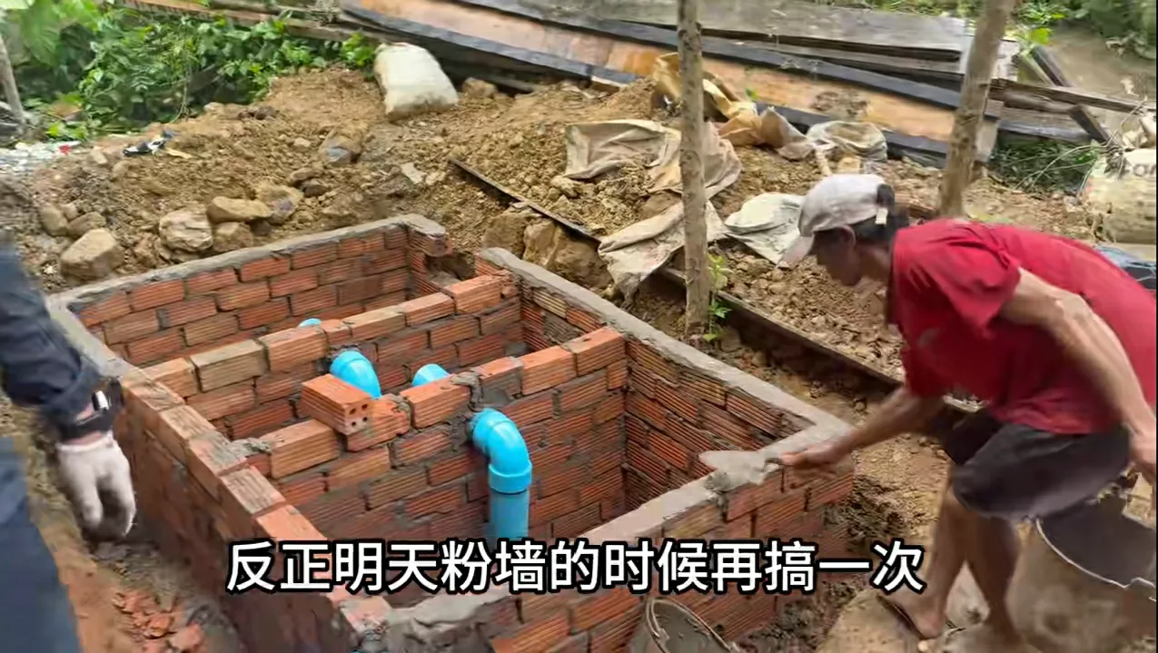 西瓜视频网红小陈，帮舅哥建房说当地不许建化粪池，为何大山建房能建三级化粪池